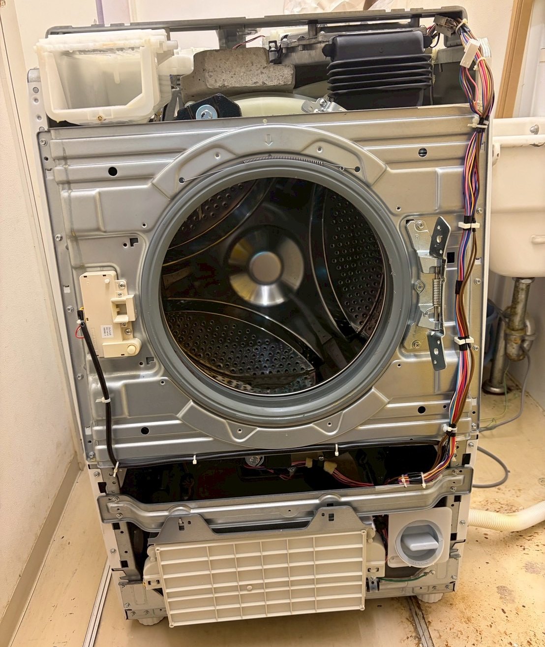 札幌市手稲区 SHARP ドラム式洗濯機 前面分解 E03エラー